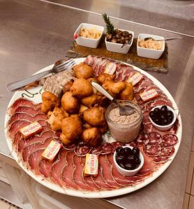 un plato de comida con carne y otros alimentos en una mesa en Ferme U San Martinu, en Sisco