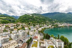 蒙特勒的住宿－Montreux & Leman View Apartment，水体旁边的城市,有建筑物