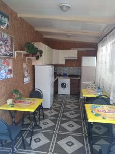 Una cocina o zona de cocina en Guest House Kamysh