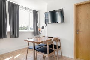 TV a/nebo společenská místnost v ubytování Stay Apartments Einholt