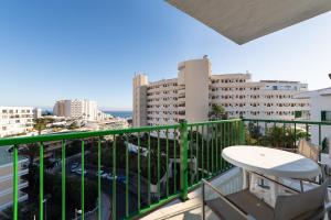 un balcon avec une table et une vue sur une ville dans l'établissement TC Apartamentos Don Diego, à Playa del Ingles