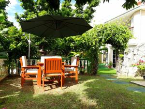 Zahrada ubytování Hibiscus House Seychelles Self Catering