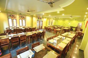 an overhead view of a restaurant with tables and chairs at Raj Palace Resort in Sawāi Mādhopur