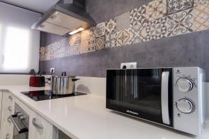 a microwave oven sitting on a counter in a kitchen at Casa del Palomet in Deltebre