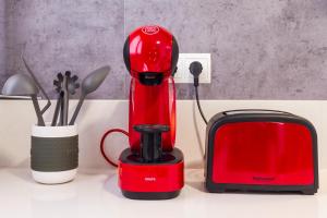 a red blender sitting on a counter next to a toaster at Casa del Palomet in Deltebre