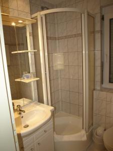 y baño con ducha, lavabo y aseo. en Hotel Villa Sulmana, en Neckarsulm
