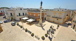 une vue aérienne sur une ville avec une tour d'horloge dans une cour dans l'établissement I Nidi di Colombo, à Castrignano del Capo