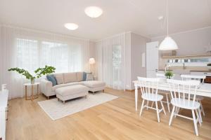 een woonkamer en een keuken met een bank en een tafel bij Tallinn City Center, brand new apartment + free parking in Tallinn