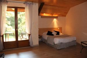 Postel nebo postele na pokoji v ubytování Hôtel Restaurant Logis La Méridienne