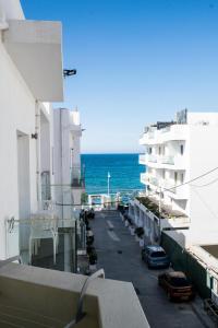 ヘルソニソスにあるグレタ アパートメンツの建物のバルコニーから海の景色を望めます。