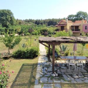 Κήπος έξω από το Beach House in Ierissos, Halkidiki