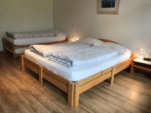Una cama o camas en una habitación de Swiss Lodge Hotel Bernerhof