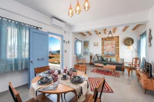 Éxo Goniá的住宿－La Boheme Villas，客厅配有桌椅和沙发
