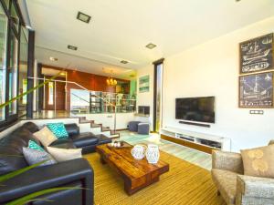 Una sala de estar con un sofá y una mesa de café. en Belvilla by OYO Villa Catro Faros, en Montalvo