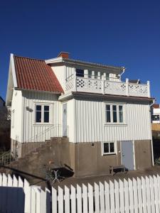 uma casa branca com uma cerca à frente. em Salt & Sill em Klädesholmen