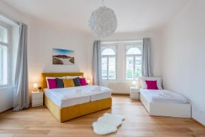 1 Schlafzimmer mit 2 Betten und 2 Fenstern in der Unterkunft Residence Tesnov Apartment in Prag
