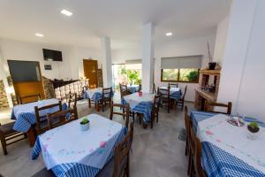 un restaurante con mesas y sillas con mantel azul y blanco en Villa Nertili, en Ksamil