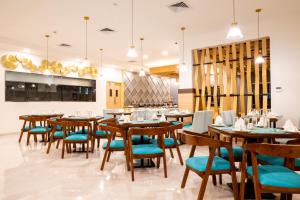 A restaurant or other place to eat at Vivanta Chitwan Bharatpur