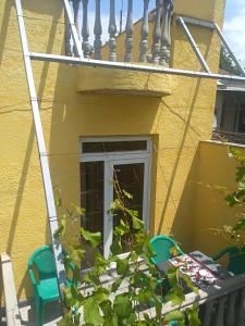 Rõdu või terrass majutusasutuses Why Me Eco-friendly Rooms