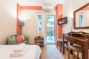 A television and/or entertainment centre at Cozy studio 5mins walk from Acropolis museum