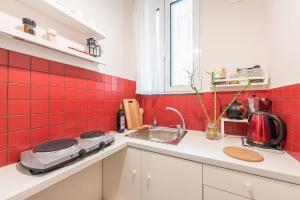 A kitchen or kitchenette at Cozy studio 5mins walk from Acropolis museum