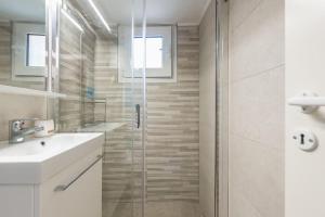 A bathroom at Cozy studio 5mins walk from Acropolis museum