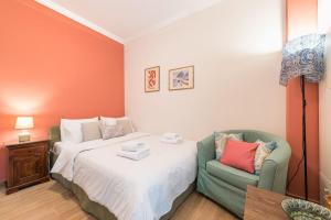 A bed or beds in a room at Cozy studio 5mins walk from Acropolis museum
