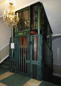 a building with a green door and a chandelier at Hotel Niza in Donostia-San Sebastián
