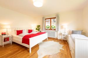 a bedroom with two beds and a window at Ferienwohnung Jasmin in Oberstdorf