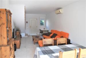een woonkamer met een bank en een tafel bij Villa Llobeta in L'Ametlla de Mar