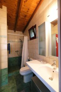 Kúpeľňa v ubytovaní Limnos Stone House + 17 fotografií