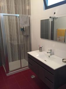 a bathroom with a sink and a shower at Casa da Praia em Porto Côvo in Porto Covo +45 photos