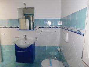 La salle de bains est pourvue d'un lavabo et de toilettes. dans l'établissement Residenza del Mare & SPA, à San Vito Lo Capo