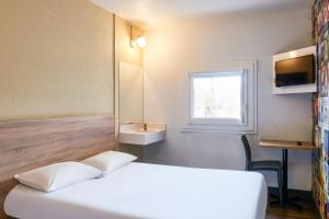 Postel nebo postele na pokoji v ubytování hotelF1 Mulhouse Centre Ouest