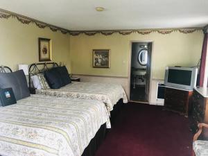 A bed or beds in a room at Gunn House Hotel