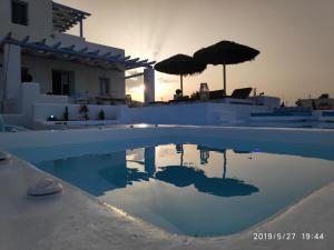 Bazén v ubytovaní Santoxenia luxury villa alebo v jeho blízkosti