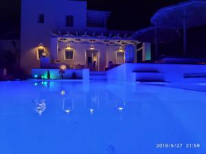 Bazén v ubytovaní Santoxenia luxury villa alebo v jeho blízkosti