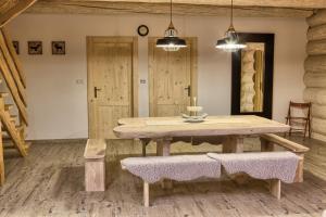 comedor con mesa de madera y bancos en Zruby Pod Chopkom, en Tale