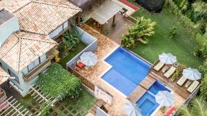 uma vista aérea de uma casa com piscina em Vila Pérola Negra em Itacaré