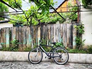 rower zaparkowany obok drewnianych ogrodzeń w obiekcie Guesthouse TTT w mieście Tbilisi City