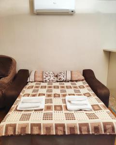 stół z kocem na górze w obiekcie Guesthouse TTT w mieście Tbilisi City