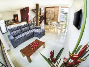 a living room with a couch and a table at Vila Pérola Negra in Itacaré