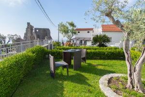 A garden outside Lo Smeraldo Private Pool Villa Ravello by ElodeaGroup