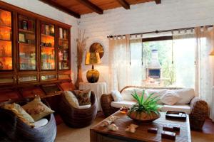 セジンブラにあるAkivillas Sesimbra Teltaleのリビングルーム(ソファ、椅子、テーブル付)