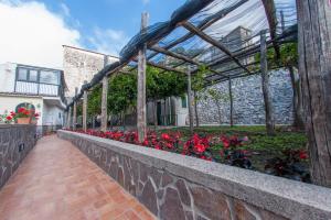 A garden outside Lo Smeraldo Private Pool Villa Ravello by ElodeaGroup