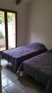 sypialnia z 2 łóżkami i oknem w obiekcie cerbere terrimbo w mieście Cerbère