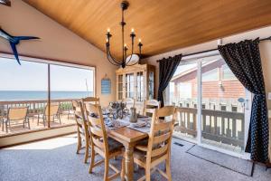 - une salle à manger avec une table et une vue sur l'océan dans l'établissement Neptune's Watch, à Gleneden Beach