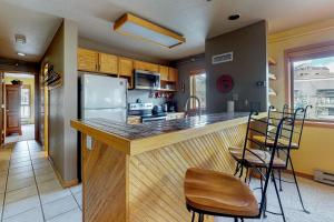 A cozinha ou cozinha compacta de Liftside Condominiums 301