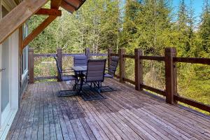 una terraza con 2 sillas y una mesa. en Woodland Hideaway in the Hills en Lake Stevens