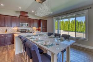 a kitchen with a table with chairs and a large window at Tiffany Lake House in Manson